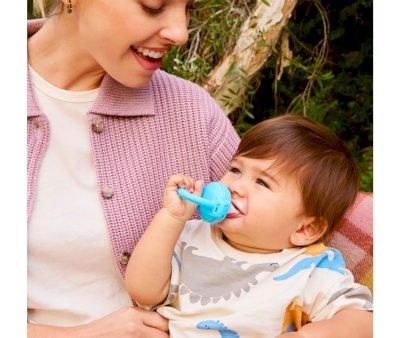 Alimentateur anti-touffement en silicone bleu