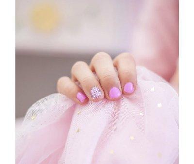 Esmalte de unhas rosa com glitter