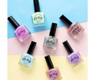 Esmalte de unhas rosa com glitter